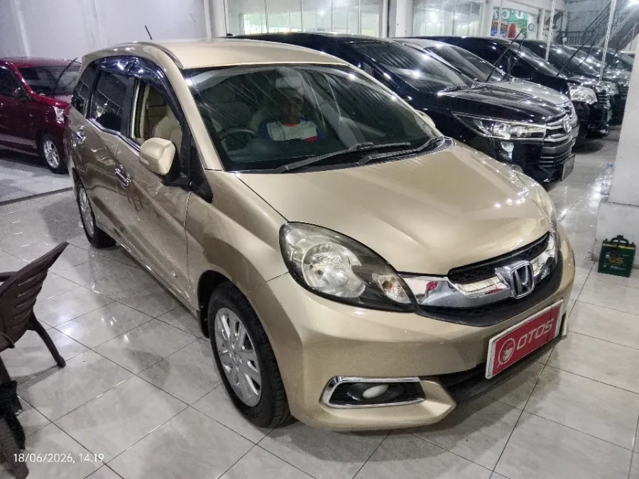 Foto Mobil Bekas Kanan Depan Honda Mobilio 1.5 E tahun 2014