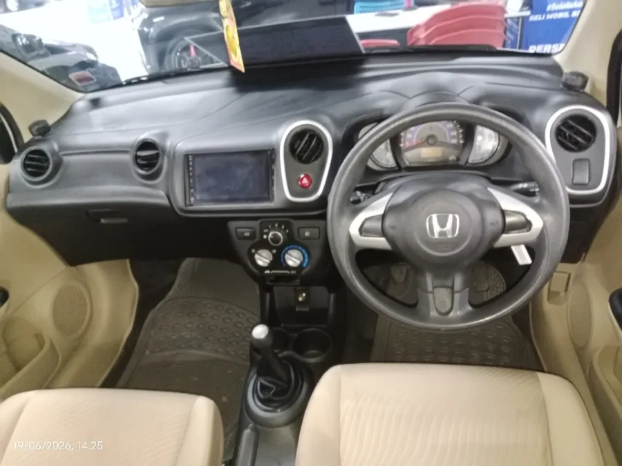 Foto Mobil Bekas Dashboard Honda Mobilio 1.5 E tahun 2015