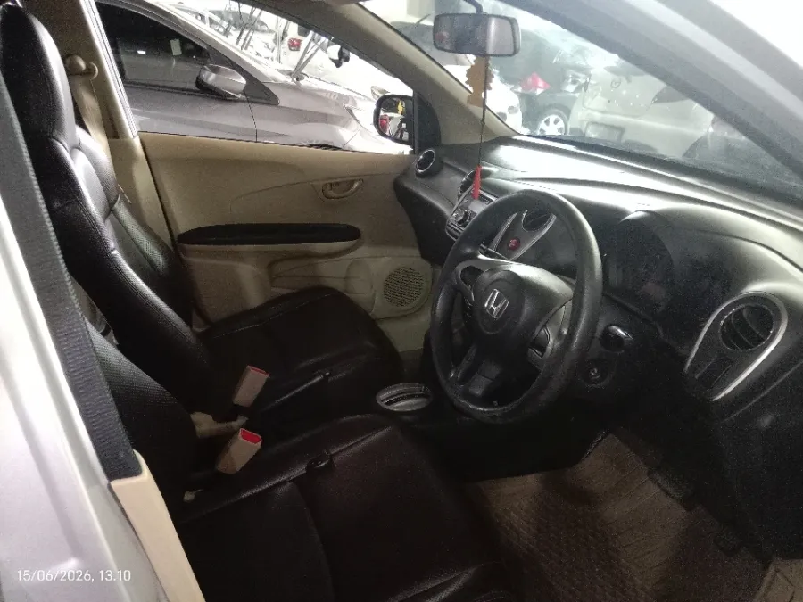 Foto Mobil Bekas Kabin Depan Honda Mobilio 1.5 E tahun 2015