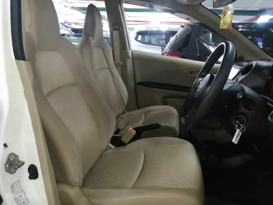 Foto Mobil Bekas Kabin Depan Honda Mobilio 1.5 E tahun 2015