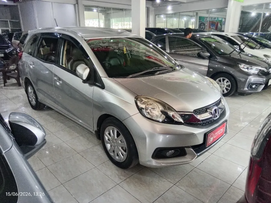 Foto Mobil Bekas Kanan Depan Honda Mobilio 1.5 E tahun 2015
