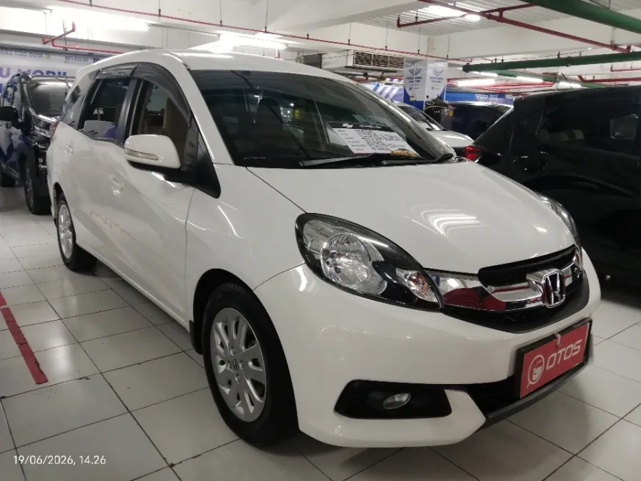Foto Mobil Bekas Kanan Depan Honda Mobilio 1.5 E tahun 2015