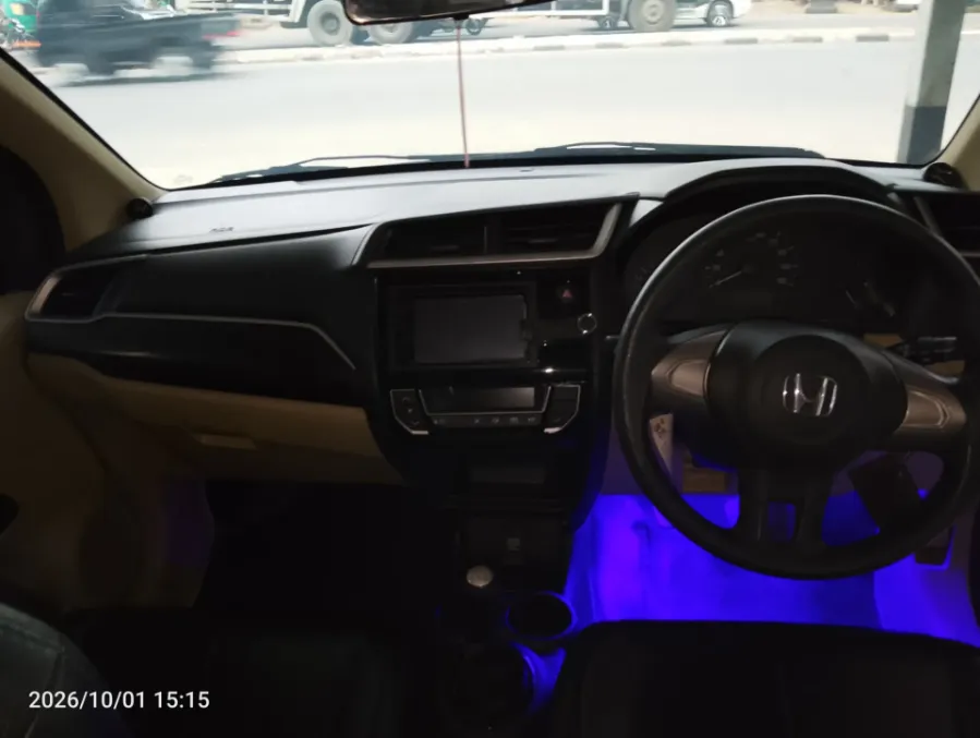 Foto Mobil Bekas Dashboard Honda Mobilio 1.5 E tahun 2016