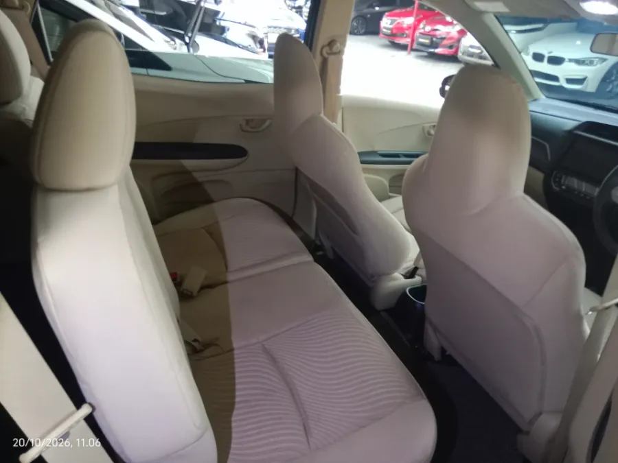 Foto Mobil Bekas Kabin Belakang Honda Mobilio 1.5 E tahun 2016