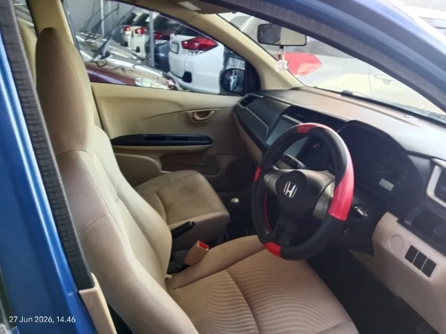 Foto Mobil Bekas Kabin Depan Honda Mobilio 1.5 E tahun 2016