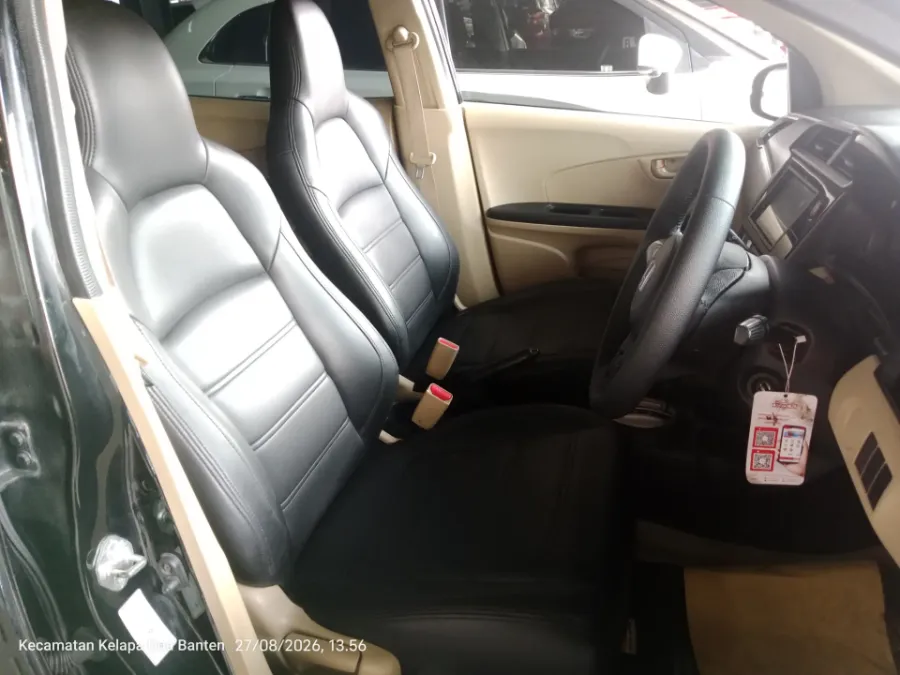 Foto Mobil Bekas Kabin Depan Honda Mobilio 1.5 E tahun 2016