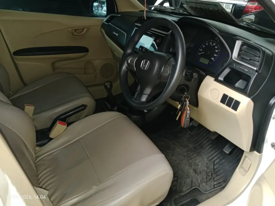 Foto Mobil Bekas Kabin Depan Honda Mobilio 1.5 E tahun 2016
