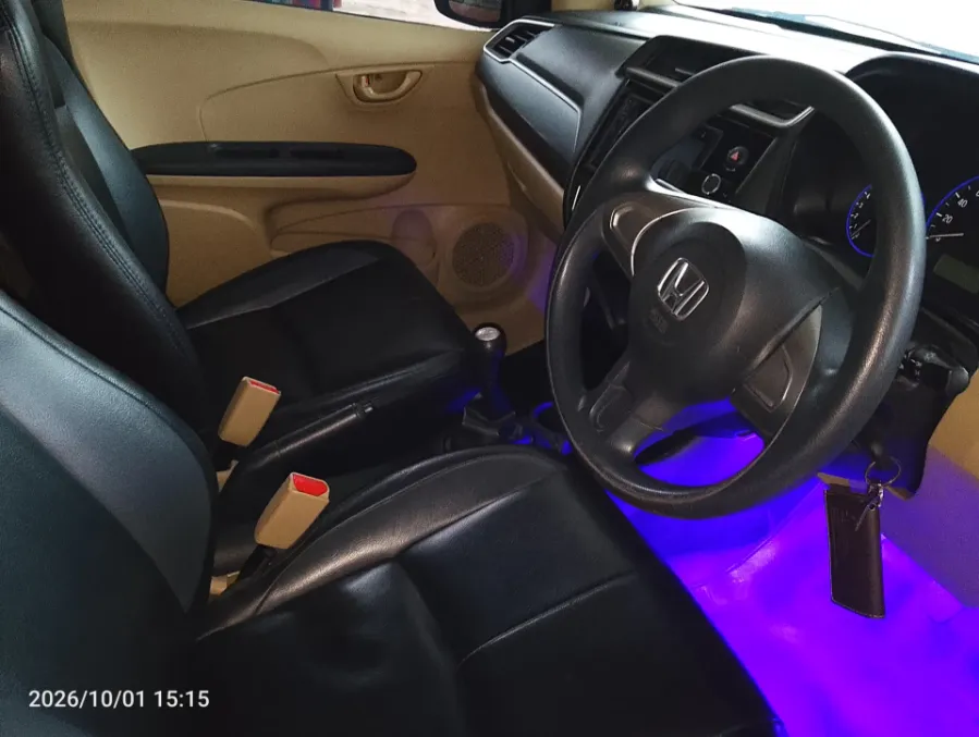 Foto Mobil Bekas Kabin Depan Honda Mobilio 1.5 E tahun 2016