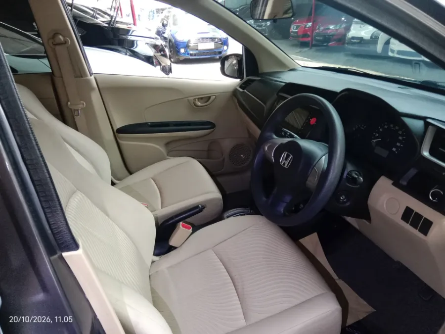 Foto Mobil Bekas Kabin Depan Honda Mobilio 1.5 E tahun 2016