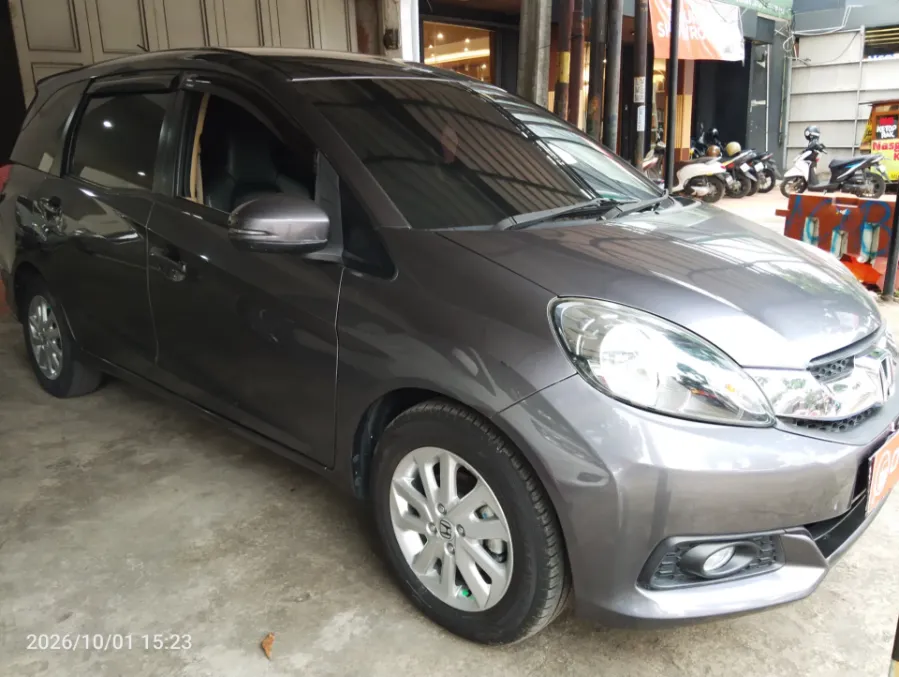 Foto Mobil Bekas Kanan Depan Honda Mobilio 1.5 E tahun 2016