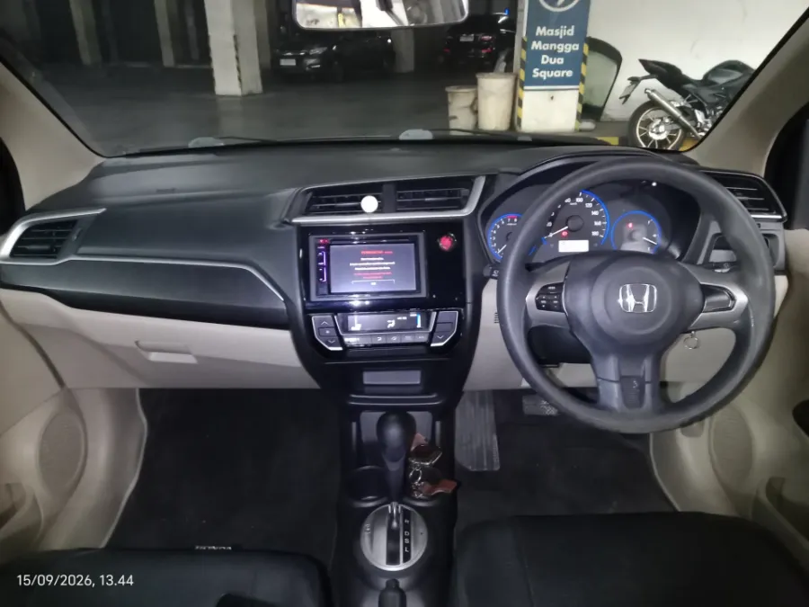 Foto Mobil Bekas Dashboard Honda Mobilio 1.5 E tahun 2017