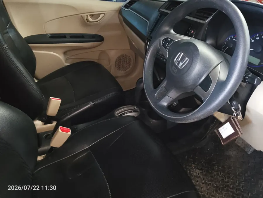 Foto Mobil Bekas Kabin Depan Honda Mobilio 1.5 E tahun 2017