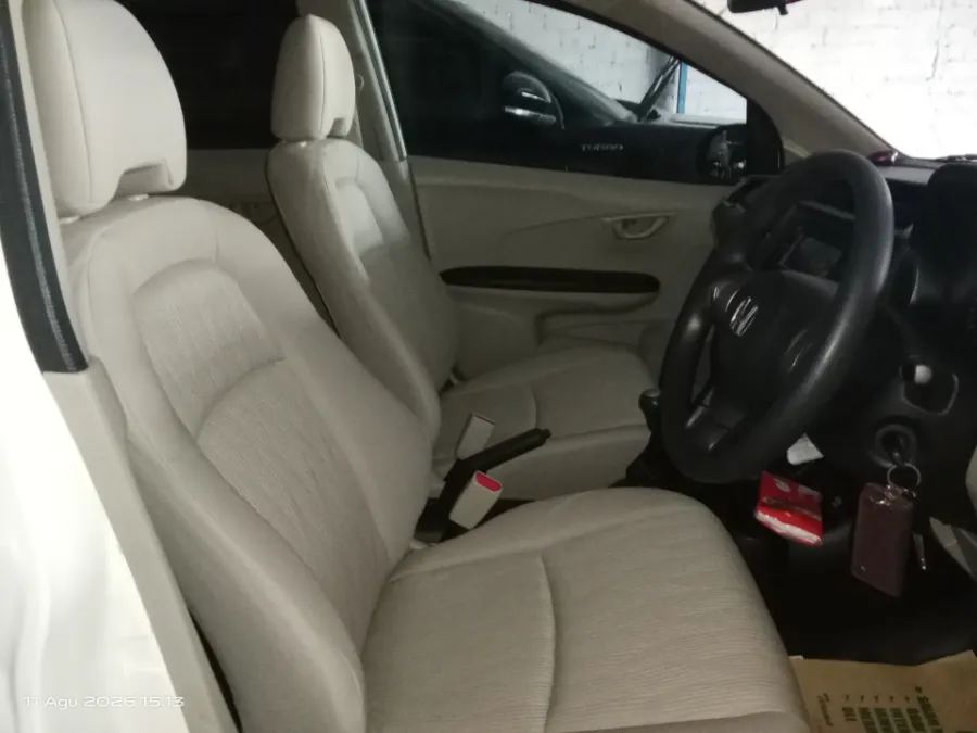 Foto Mobil Bekas Kabin Depan Honda Mobilio 1.5 E tahun 2017