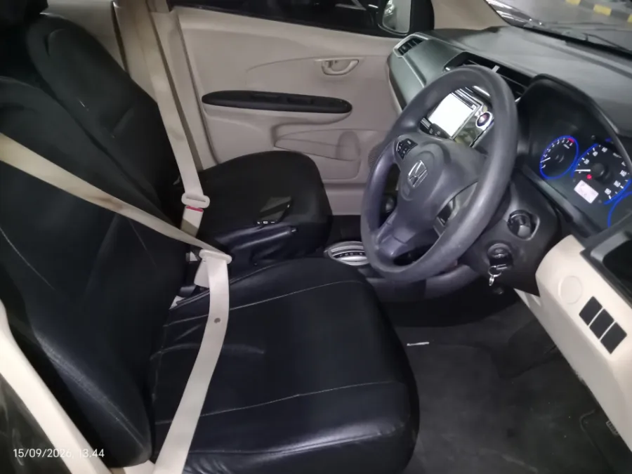 Foto Mobil Bekas Kabin Depan Honda Mobilio 1.5 E tahun 2017