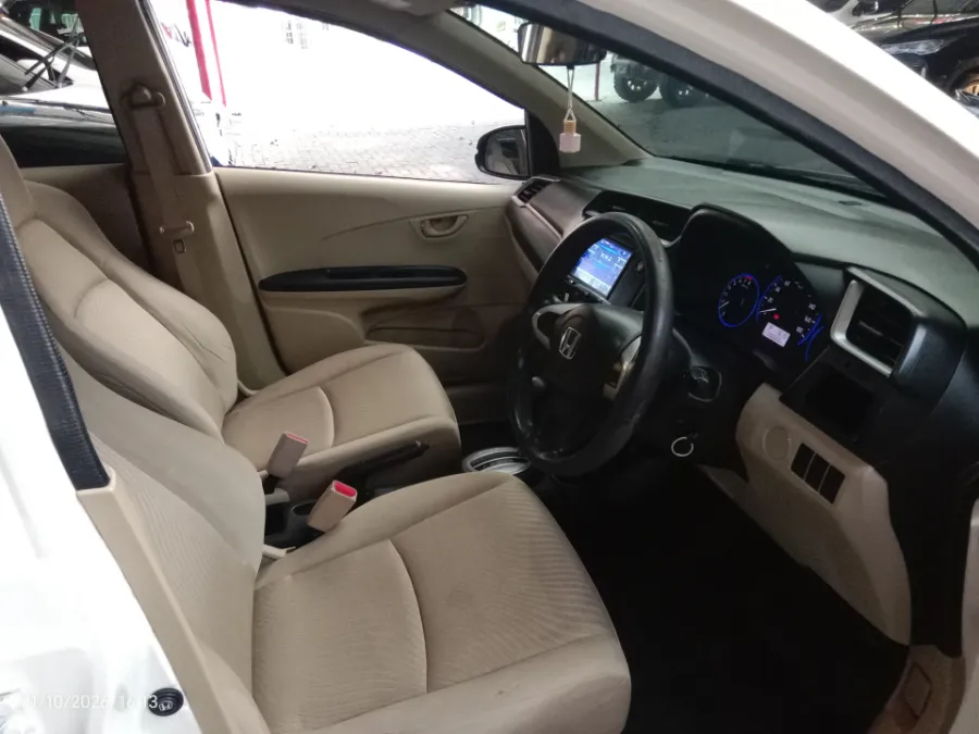 Foto Mobil Bekas Kabin Depan Honda Mobilio 1.5 E tahun 2017