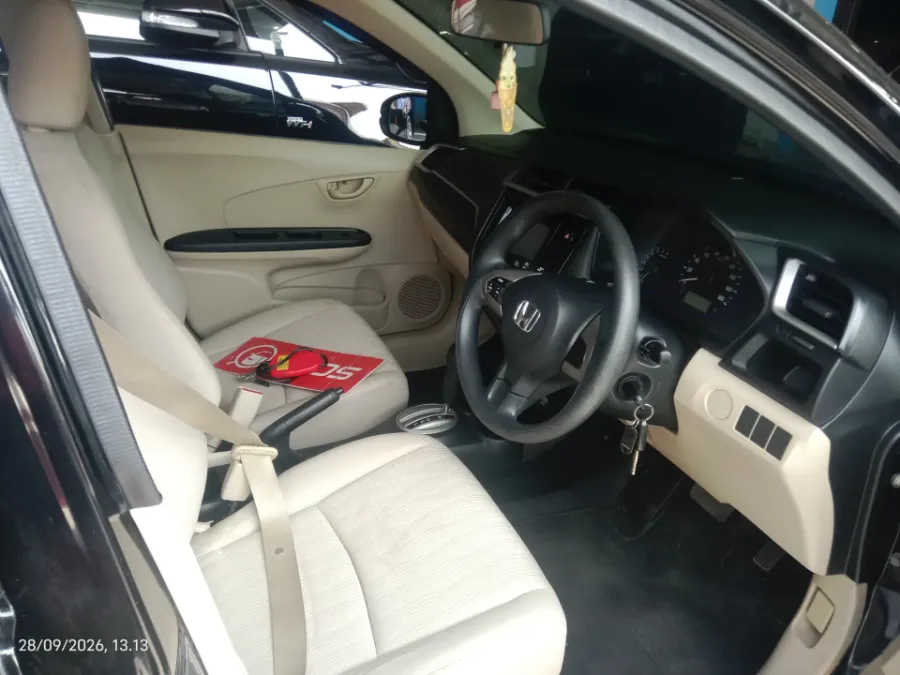 Foto Mobil Bekas Kabin Depan Honda Mobilio 1.5 E tahun 2017