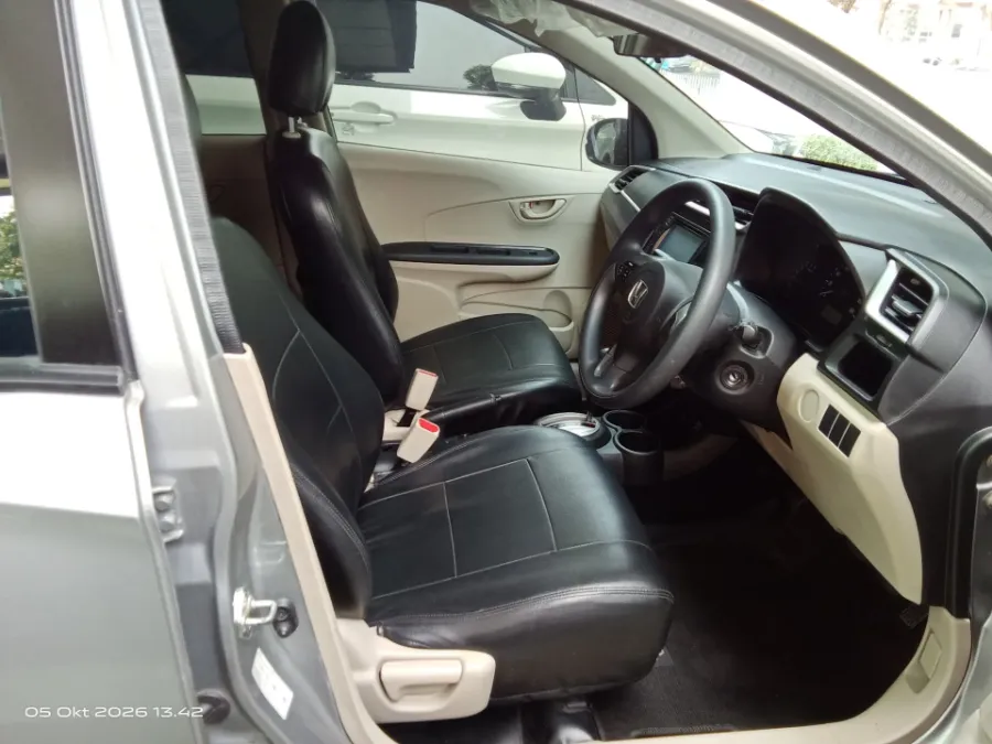Foto Mobil Bekas Kabin Depan Honda Mobilio 1.5 E tahun 2017