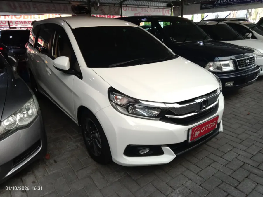 Foto Mobil Bekas Kanan Depan Honda Mobilio 1.5 E tahun 2017
