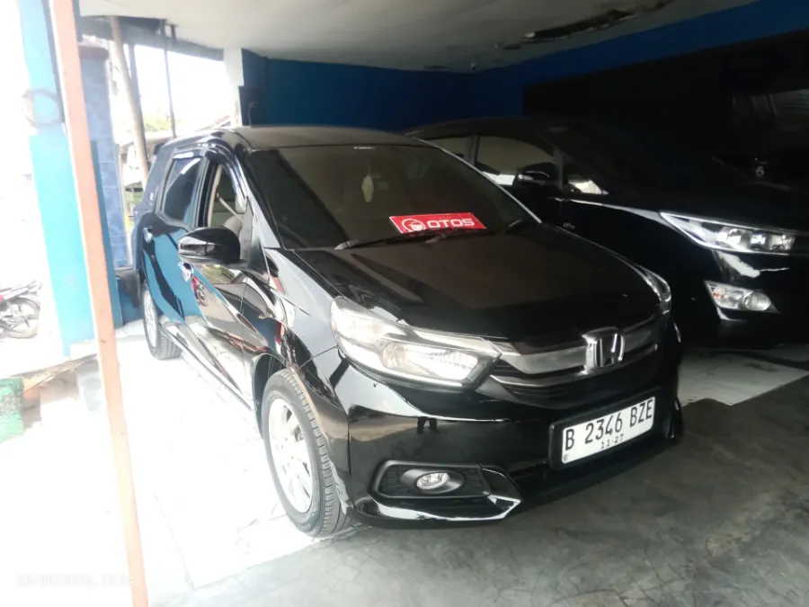 Foto Mobil Bekas Kanan Depan Honda Mobilio 1.5 E tahun 2017