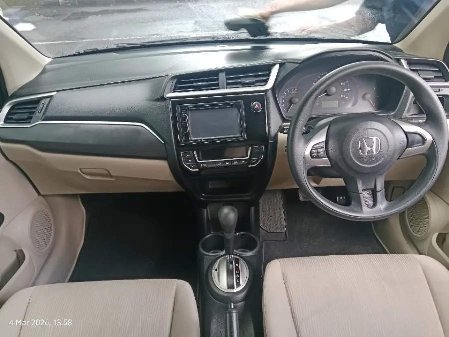Foto Mobil Bekas Dashboard Honda Mobilio 1.5 E tahun 2018