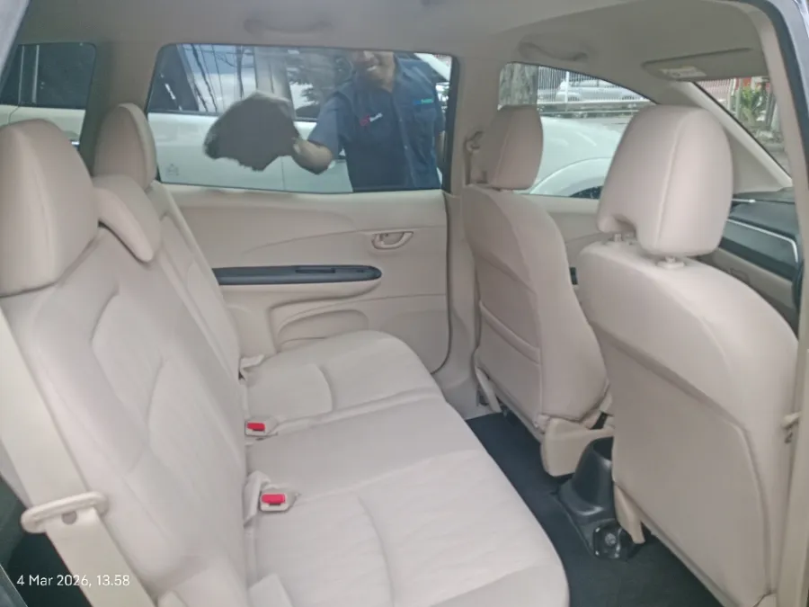 Foto Mobil Bekas Kabin Belakang Honda Mobilio 1.5 E tahun 2018
