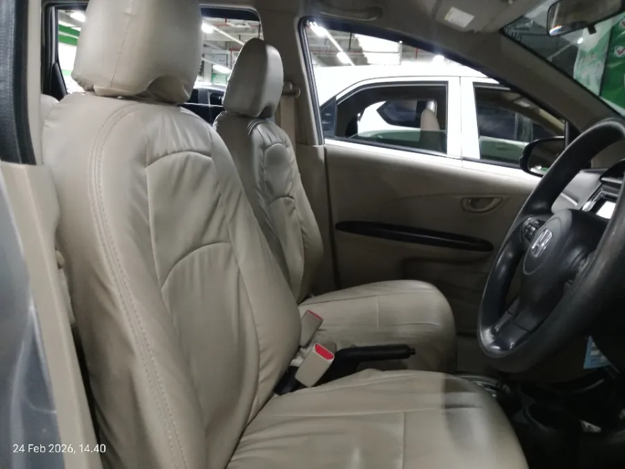 Foto Mobil Bekas Kabin Depan Honda Mobilio 1.5 E tahun 2018