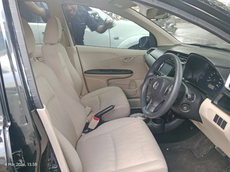 Foto Mobil Bekas Kabin Depan Honda Mobilio 1.5 E tahun 2018
