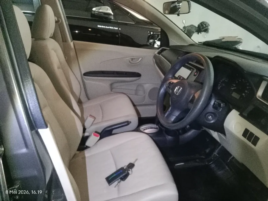 Foto Mobil Bekas Kabin Depan Honda Mobilio 1.5 E tahun 2018