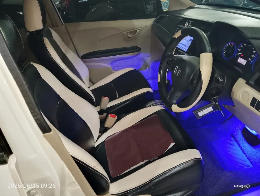 Foto Mobil Bekas Kabin Depan Honda Mobilio 1.5 E tahun 2018