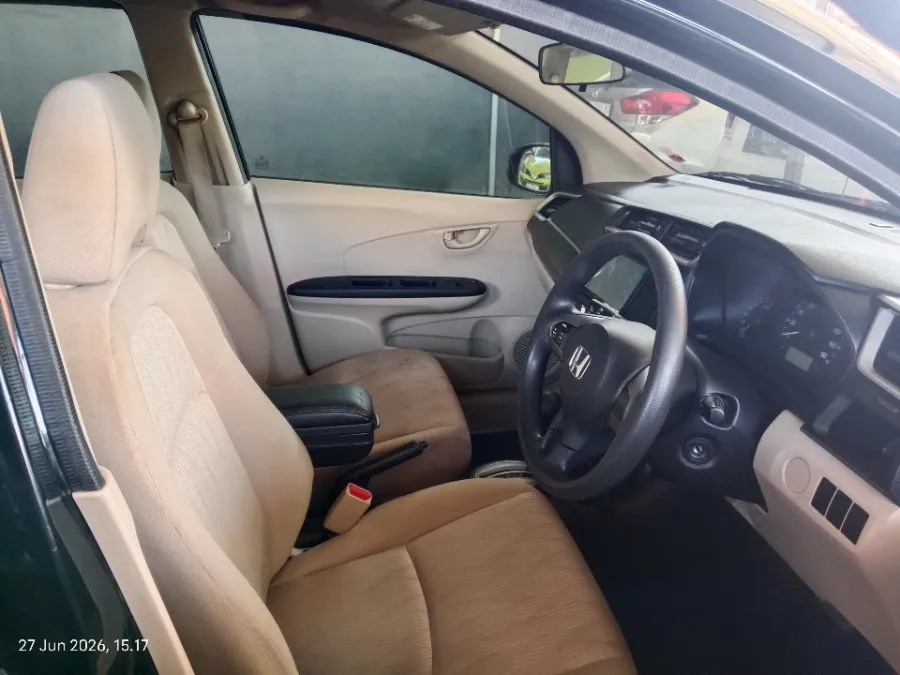 Foto Mobil Bekas Kabin Depan Honda Mobilio 1.5 E tahun 2018