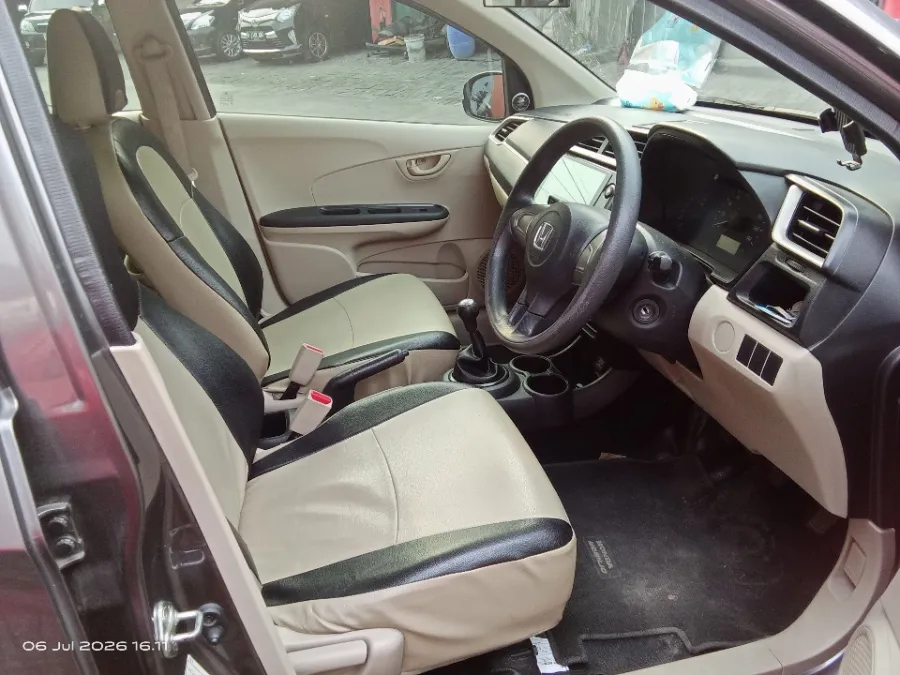Foto Mobil Bekas Kabin Depan Honda Mobilio 1.5 E tahun 2018
