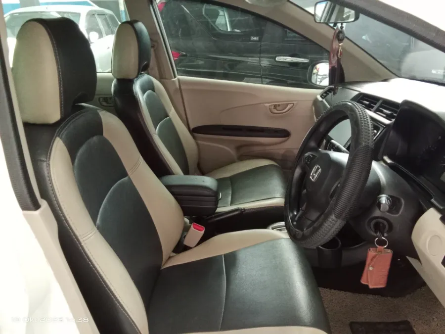 Foto Mobil Bekas Kabin Depan Honda Mobilio 1.5 E tahun 2018