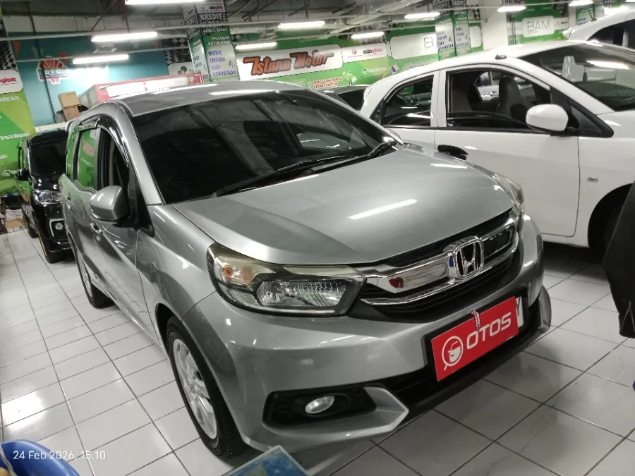 Foto Mobil Bekas Kanan Depan Honda Mobilio 1.5 E tahun 2018