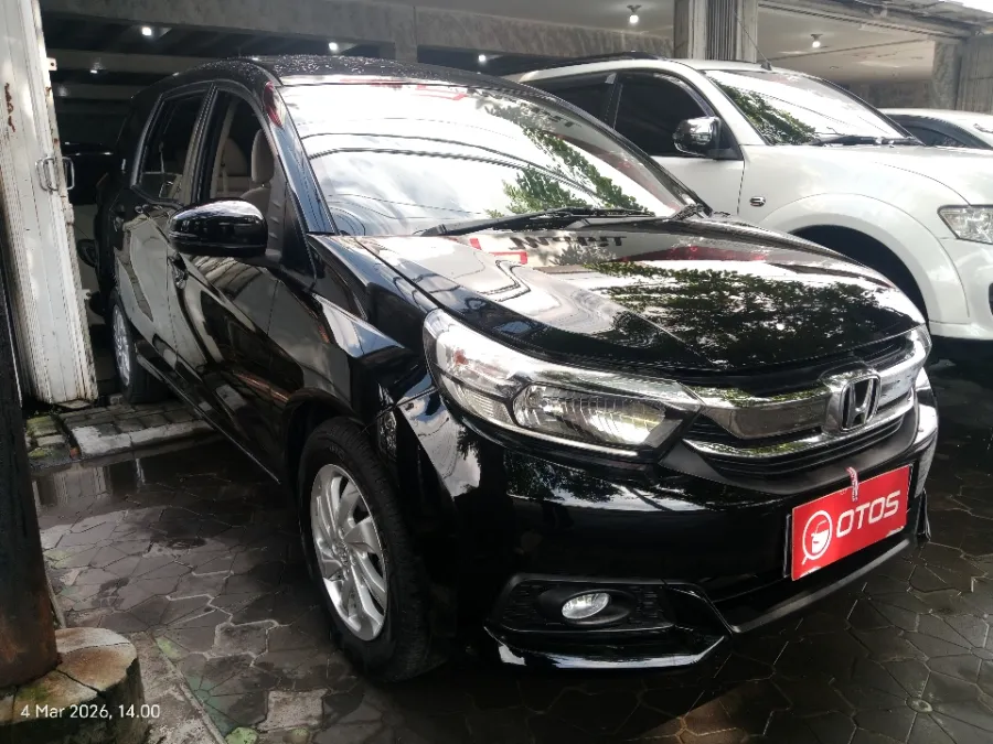 Foto Mobil Bekas Kanan Depan Honda Mobilio 1.5 E tahun 2018