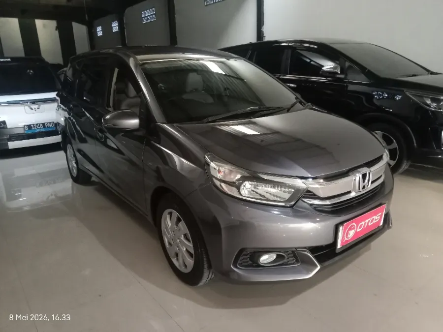 Foto Mobil Bekas Kanan Depan Honda Mobilio 1.5 E tahun 2018