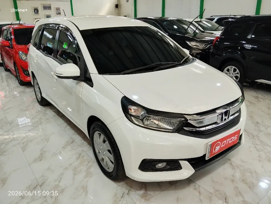 Foto Mobil Bekas Kanan Depan Honda Mobilio 1.5 E tahun 2018