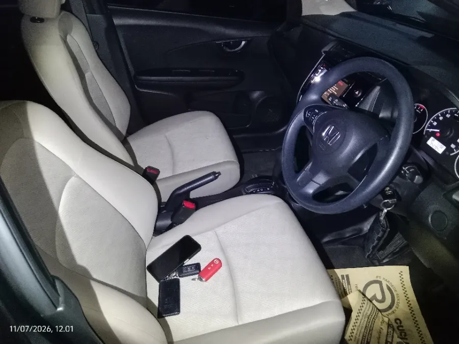 Foto Mobil Bekas Kabin Depan Honda Mobilio 1.5 E tahun 2019