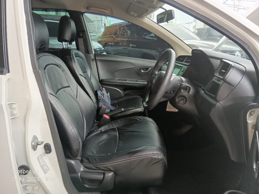 Foto Mobil Bekas Kabin Depan Honda Mobilio 1.5 E tahun 2019