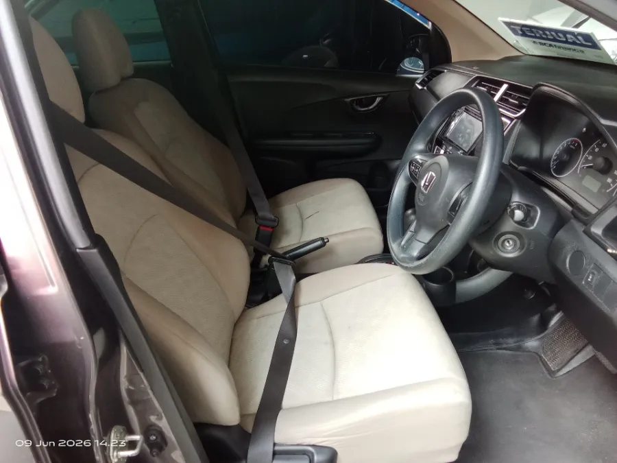 Foto Mobil Bekas Kabin Depan Honda Mobilio 1.5 E tahun 2019