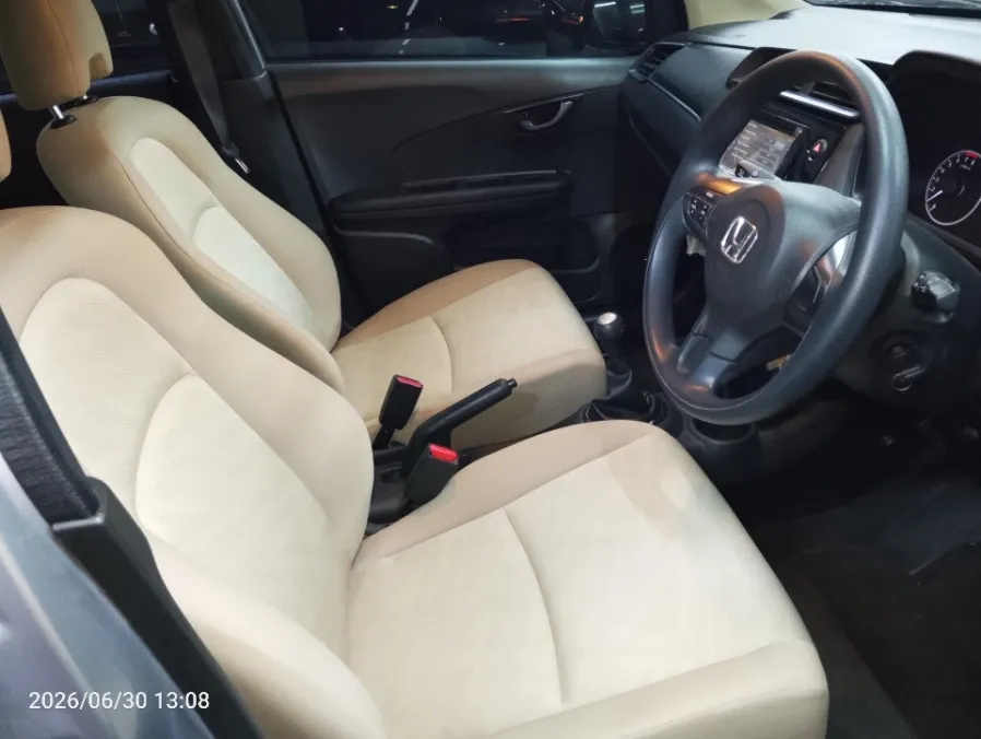 Foto Mobil Bekas Kabin Depan Honda Mobilio 1.5 E tahun 2019