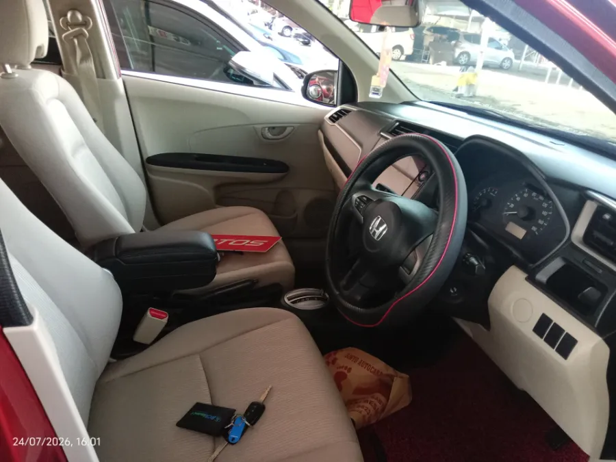 Foto Mobil Bekas Kabin Depan Honda Mobilio 1.5 E tahun 2019