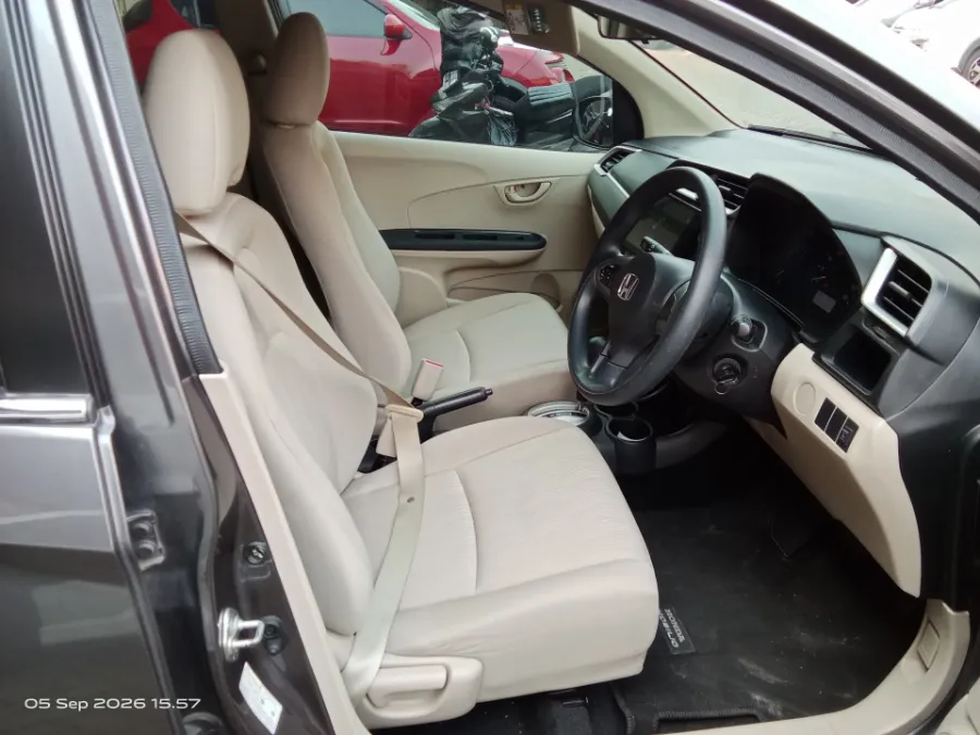 Foto Mobil Bekas Kabin Depan Honda Mobilio 1.5 E tahun 2019