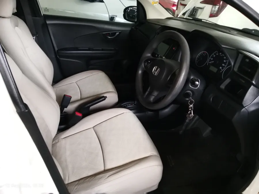 Foto Mobil Bekas Kabin Depan Honda Mobilio 1.5 E tahun 2019