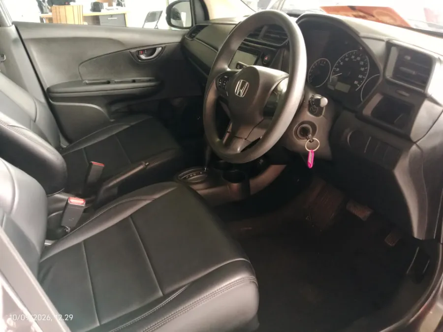 Foto Mobil Bekas Kabin Depan Honda Mobilio 1.5 E tahun 2019