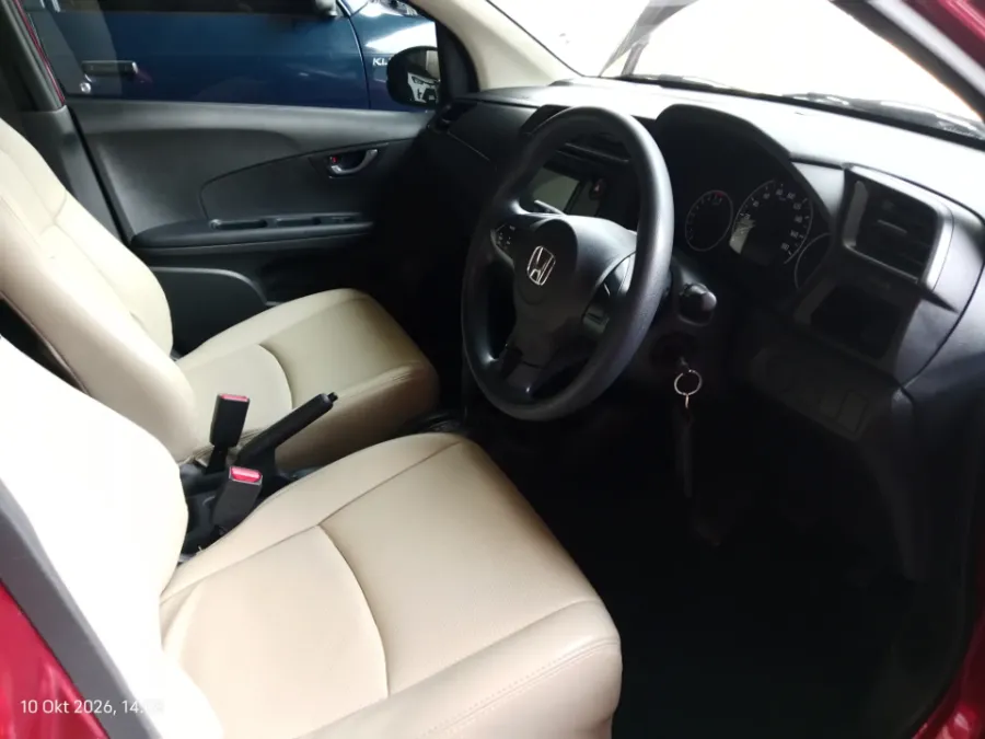 Foto Mobil Bekas Kabin Depan Honda Mobilio 1.5 E tahun 2019