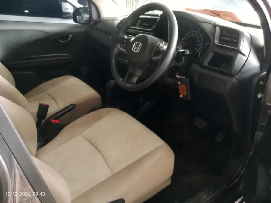 Foto Mobil Bekas Kabin Depan Honda Mobilio 1.5 E tahun 2019