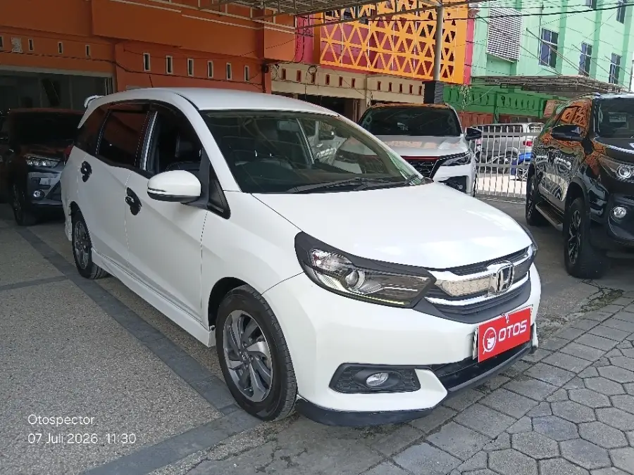 Foto Mobil Bekas Kanan Depan Honda Mobilio 1.5 E tahun 2019
