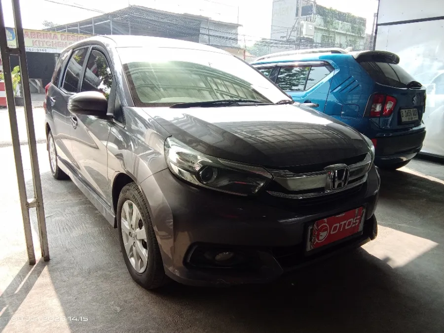 Foto Mobil Bekas Kanan Depan Honda Mobilio 1.5 E tahun 2019
