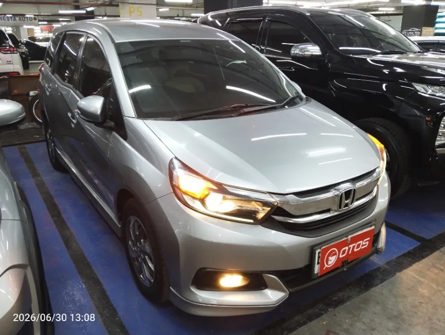 Foto Mobil Bekas Kanan Depan Honda Mobilio 1.5 E tahun 2019