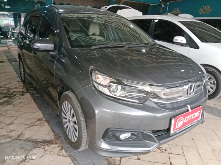 Foto Mobil Bekas Kanan Depan Honda Mobilio 1.5 E tahun 2019